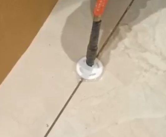 江永瓷砖空鼓维修公司专业解答瓷砖在铺贴过程中，如果没有涂抹均匀到位的粘结材料（如水泥砂浆或瓷砖胶），可能会导致以下问题