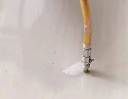 江永瓷砖空鼓维修公司专业解答在瓷砖铺贴过程中，如果使用的砂料过粗（如全部使用了粗砂），可能会导致以下问题