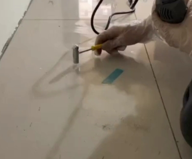 江永瓷砖开裂维修公司专业分享瓷砖在铺贴前如果没有沥干水分，将会导致以下问题
